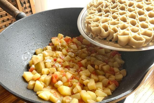 河北特色：土豆炖茄子配坝上莜面窝窝，营养健康，吃一次就忘不了2648 作者:剑客 帖子ID:45531 河北,特色,土豆,炖茄子,坝上