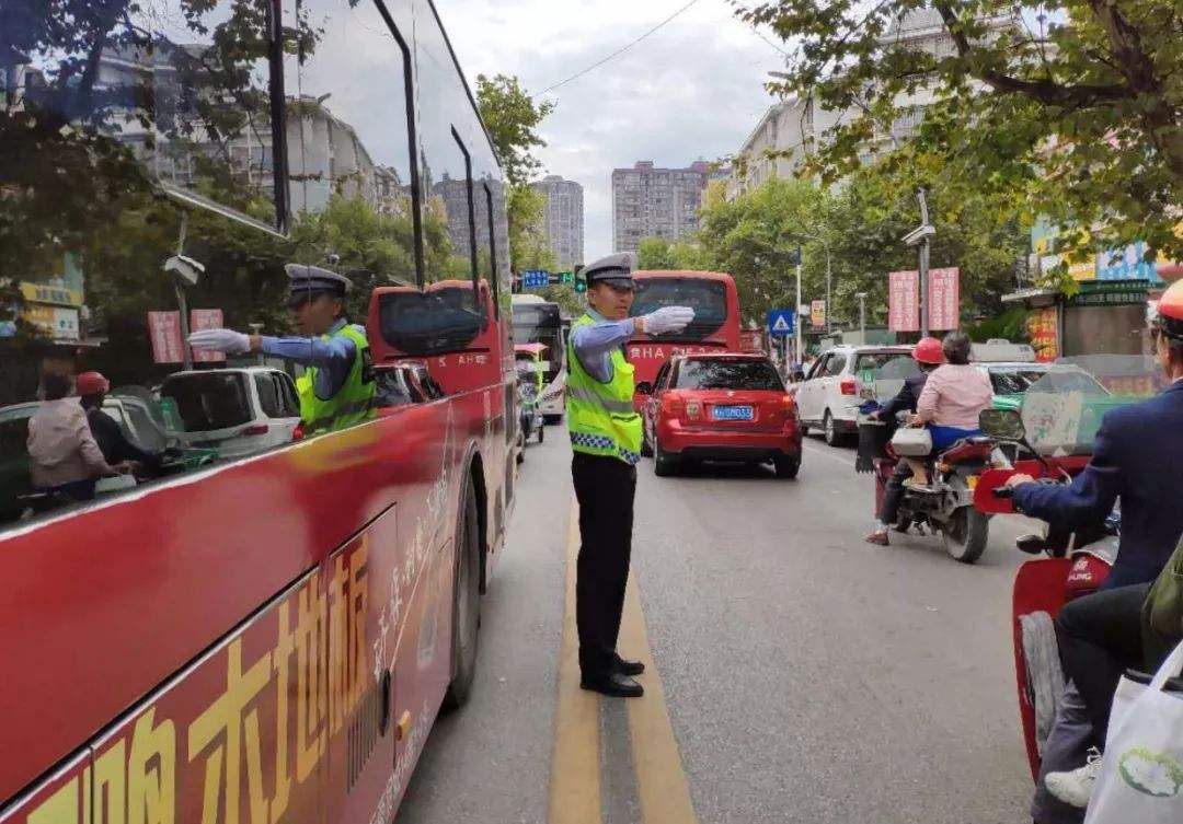 骑电动车出门，红绿灯下边围了好多人，以为出车祸了3783 作者:湖边走 帖子ID:104971 电动车,出门,下边,好多,多人